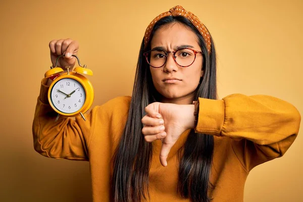 Jovem Asiático Mulher Segurando Vintage Despertador Sobre Isolado Amarelo Fundo — Fotografia de Stock