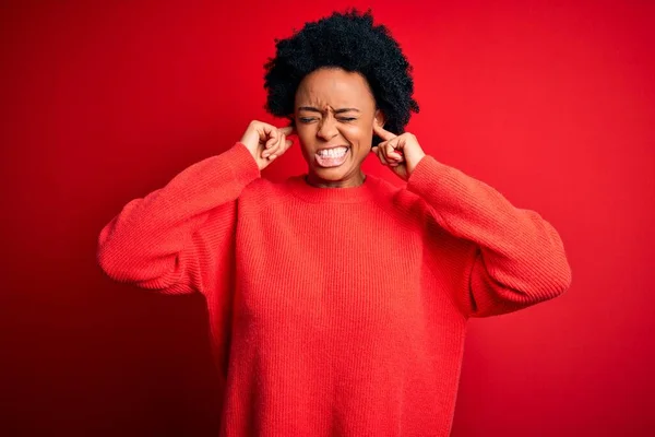 Ung Vacker Afroamerikansk Afro Kvinna Med Lockigt Hår Bär Casual — Stockfoto