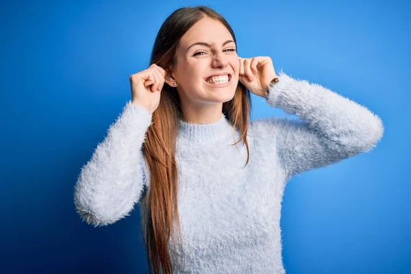 Jovem Mulher Ruiva Bonita Vestindo Camisola Casual Sobre Fundo Azul — Fotografia de Stock