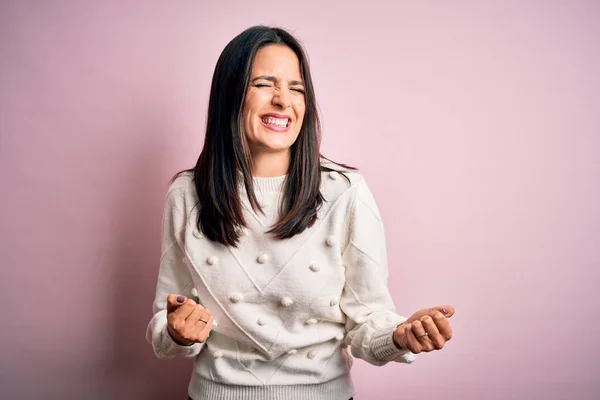 Junge Brünette Frau Mit Blauen Augen Lässigem Pullover Vor Isoliertem — Stockfoto