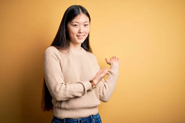 Ung Vacker Asiatisk Kvinna Bär Casual Tröja Över Gul Isolerad — Stockfoto