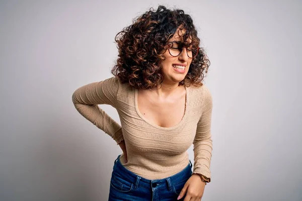 Jeune Belle Femme Arabe Bouclée Portant Shirt Décontracté Des Lunettes — Photo