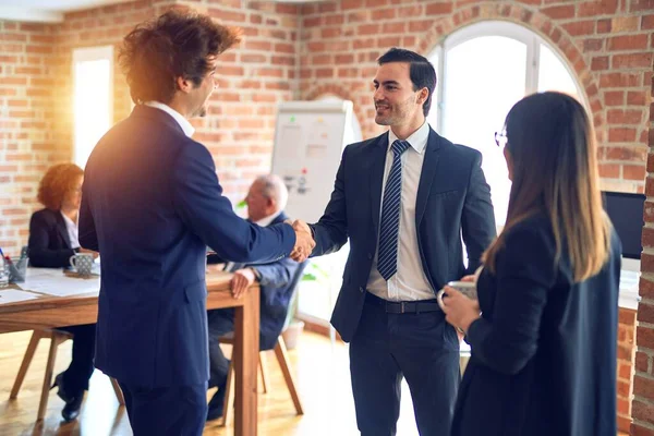 Joven Hermoso Grupo Trabajadores Negocios Sonriendo Feliz Confiado Pie Con — Foto de Stock