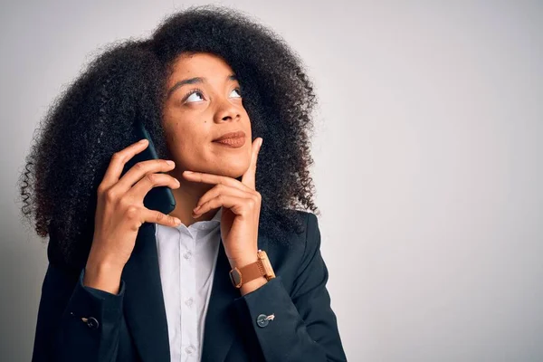 Mujer Negocios Afroamericana Joven Con Afro Llamadas Pelo Usando Teléfono —  Fotos de Stock