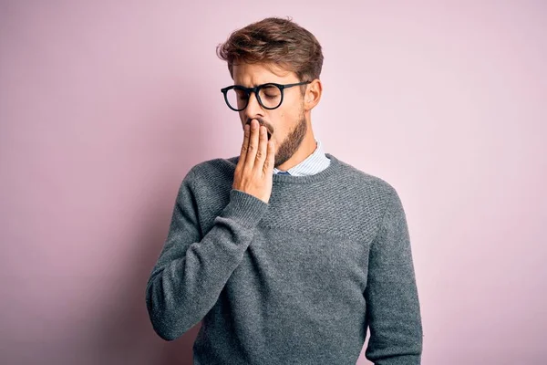 Mladý Pohledný Muž Vousy Brýlemi Svetrem Stojící Nad Růžovým Pozadím — Stock fotografie