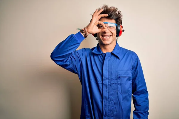 Jovem Construtor Homem Vestindo Uniforme Auriculares Sobre Isolado Fundo Branco — Fotografia de Stock