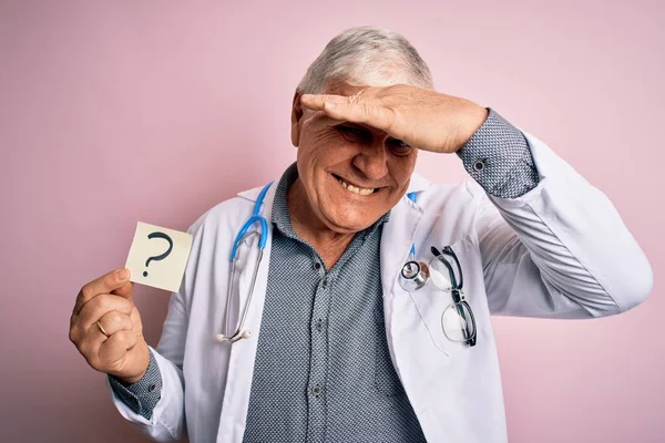 Starszy Przystojny Lekarz Stetoskopie Trzymający Przypomnienie Znakiem Zapytania Zestresowany Ręką — Zdjęcie stockowe