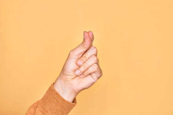 Mano Joven Caucásico Mostrando Dedos Sobre Fondo Amarillo Aislado Sosteniendo — Foto de Stock