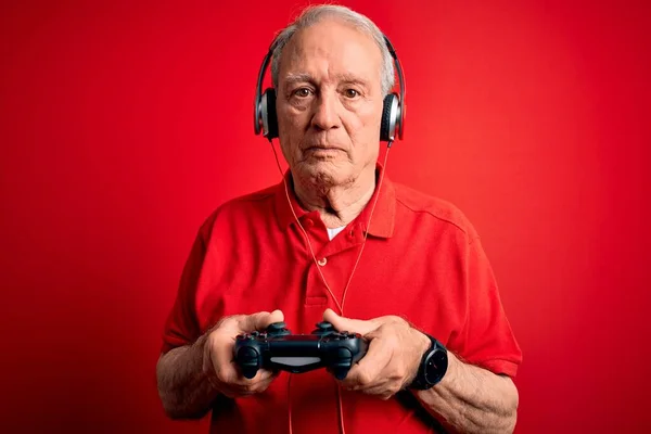 Senior Grauhaarige Gamer Mann Spielt Videospiele Mit Gamepad Steuerknüppel Über — Stockfoto
