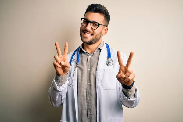 Homem Jovem Médico Vestindo Óculos Roupão Branco Médico Estetoscópio Sobre — Fotografia de Stock