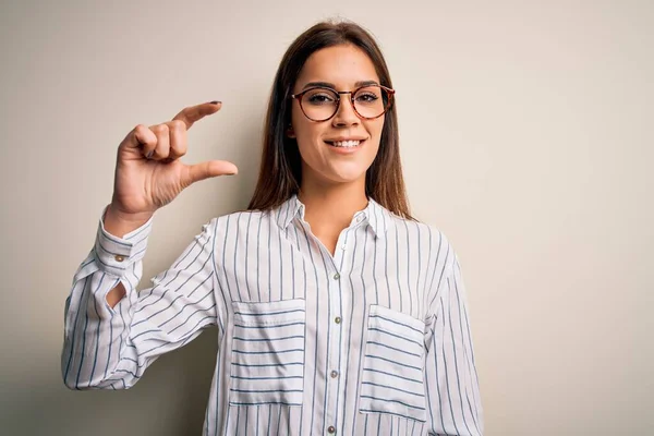 Joven Mujer Morena Hermosa Con Camisa Casual Gafas Sobre Fondo —  Fotos de Stock