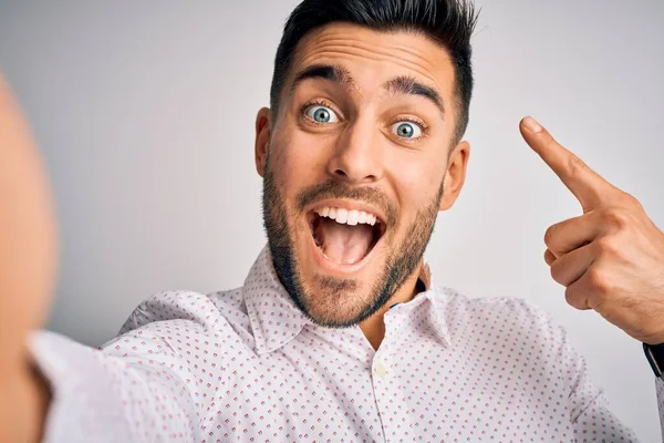 Ung Stilig Man Bär Skjorta Gör Selfie Kameran Över Vit — Stockfoto