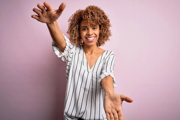 Vacker Afrikansk Amerikansk Kvinna Med Lockigt Hår Bär Randig Shirt — Stockfoto