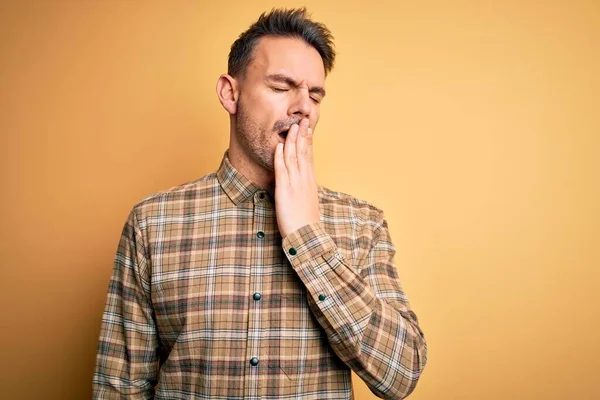 Giovane Bell Uomo Che Indossa Camicia Casual Piedi Sopra Isolato — Foto Stock