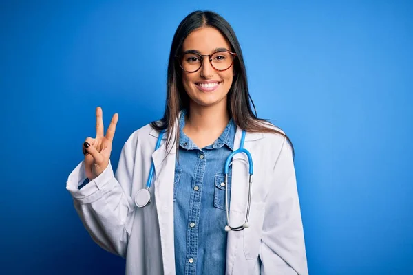 Mladá Krásná Doktorka Nosí Stetoskop Brýle Přes Modré Pozadí Ukazující — Stock fotografie