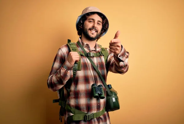 Ung Vandrare Man Med Lockigt Hår Och Skägg Vandring Bär — Stockfoto