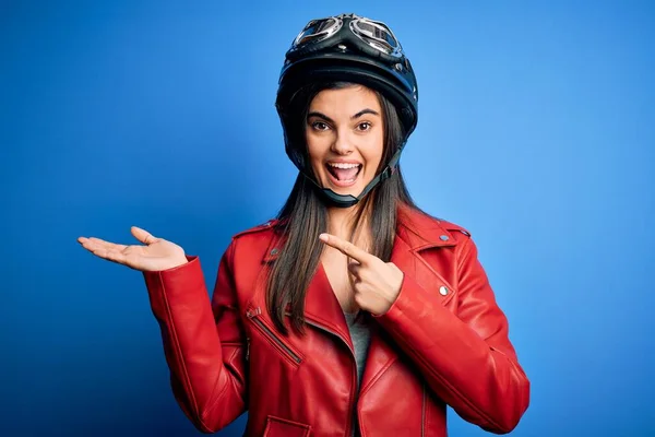 Young Beautiful Brunette Motorcycliste Woman Wearing Motorcycle Helmet Jacket Amazed — Stock Photo, Image