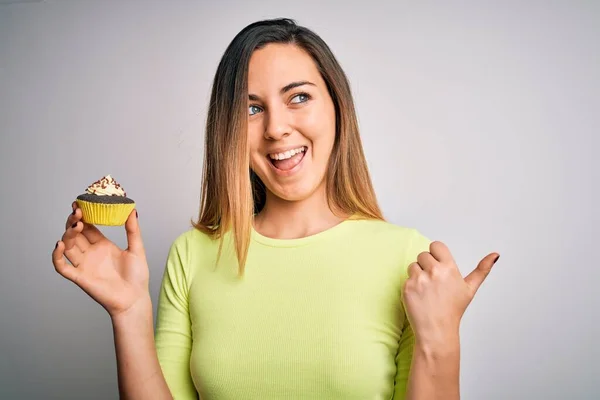 Ung Vacker Kvinna Med Blå Ögon Äter Söt Choklad Cupcake — Stockfoto