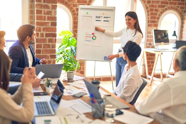 Grupo Trabajadores Empresariales Que Trabajan Juntos Una Reunión Uno Ellos — Foto de Stock