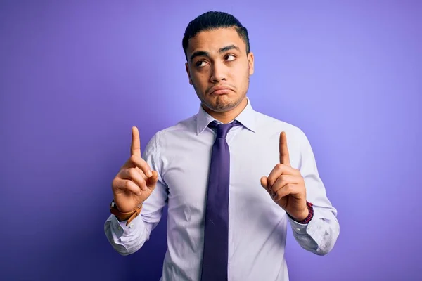 Der Junge Brasilianische Geschäftsmann Mit Eleganter Krawatte Steht Vor Isoliertem — Stockfoto