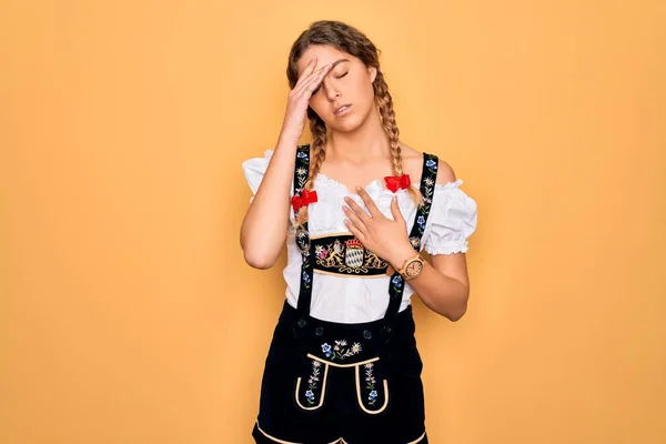 Jonge Mooie Blonde Duitse Vrouw Met Blauwe Ogen Dragen Traditionele — Stockfoto