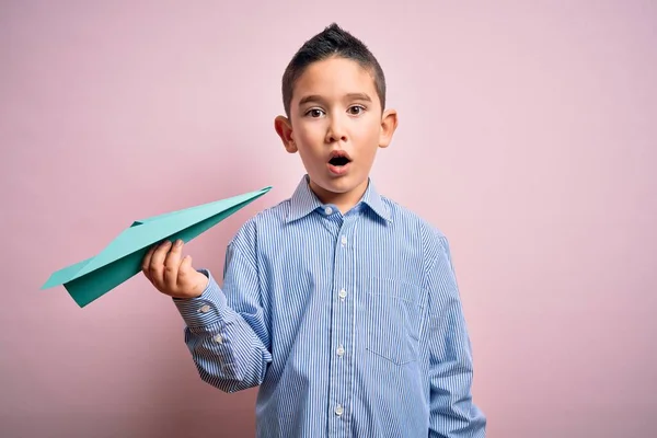 Jong Jongetje Houdt Papieren Vliegtuig Boven Geïsoleerde Roze Achtergrond Bang — Stockfoto