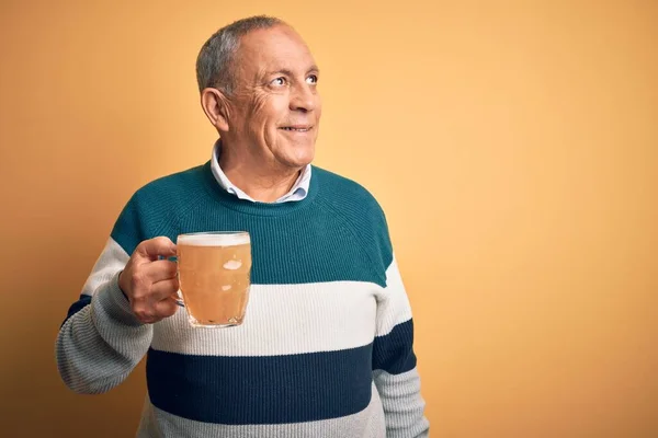 Senior Knappe Man Drinken Pot Bier Staan Geïsoleerde Gele Achtergrond — Stockfoto