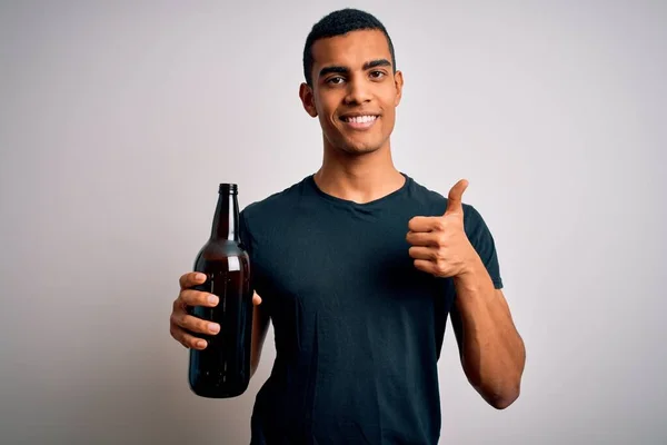 Νεαρός Όμορφος Αφροαμερικάνος Πίνει Μπύρα Πάνω Από Λευκό Φόντο Χαρούμενος — Φωτογραφία Αρχείου