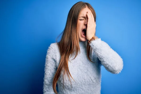 Jeune Belle Femme Rousse Portant Pull Décontracté Sur Fond Bleu — Photo