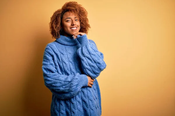 Giovane Bella Afro Donna Afro Americana Con Capelli Ricci Indossa — Foto Stock