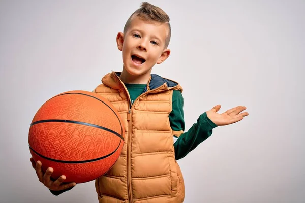 Jonge Kleine Kaukasische Sportjongen Basketbal Houden Oranje Bal Geïsoleerde Achtergrond — Stockfoto