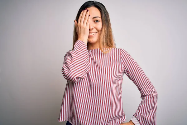 Giovane Bella Donna Bionda Con Gli Occhi Azzurri Indossa Shirt — Foto Stock