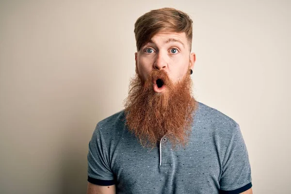 Guapo Irlandés Pelirrojo Con Barba Brazo Tatuaje Pie Sobre Fondo —  Fotos de Stock