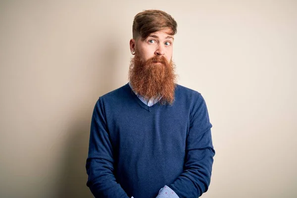 Bello Irlandese Redhead Uomo Affari Con Barba Piedi Sfondo Isolato — Foto Stock