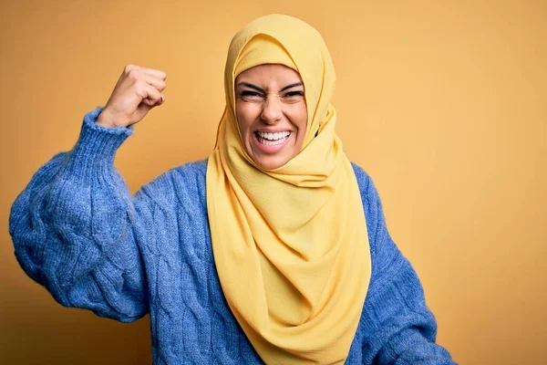 Junge Schöne Brünette Muslimin Die Einen Arabischen Hijab Über Einem — Stockfoto