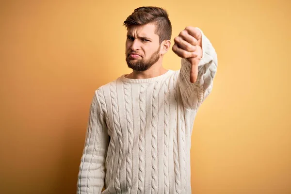 Jonge Blonde Man Met Baard Blauwe Ogen Met Witte Trui — Stockfoto