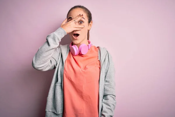 Piękna Sportowa Kobieta Uprawia Sport Słuchając Muzyki Pomocą Słuchawek Różowym — Zdjęcie stockowe