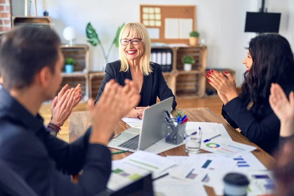 Grupo Trabajadores Negocios Sonriendo Felices Confiados Trabajando Juntos Con Sonrisa —  Fotos de Stock