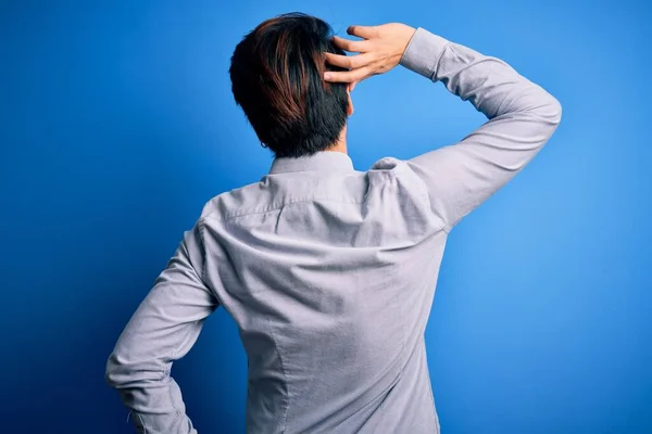 Junger Gutaussehender Chinesischer Mann Lässigem Hemd Der Vor Isoliertem Blauen — Stockfoto