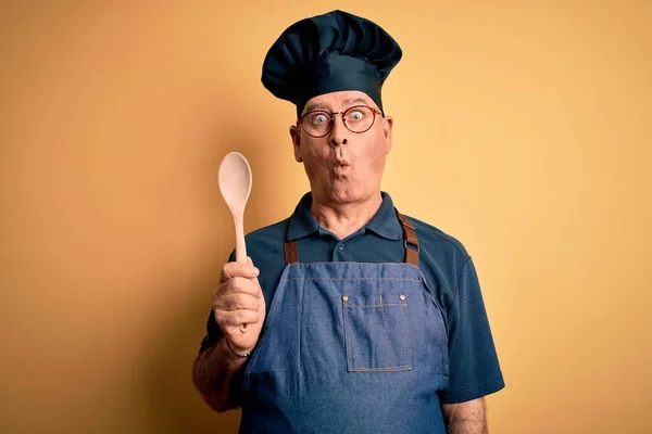 Hombre Cocina Mediana Edad Con Delantal Sombrero Sosteniendo Cuchara Madera —  Fotos de Stock