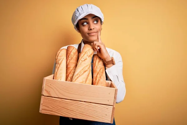 Νεαρή Αφρο Αμερικανίδα Φουρνάρισσα Που Φοράει Ποδιά Κρατώντας Ξύλινο Κουτί — Φωτογραφία Αρχείου