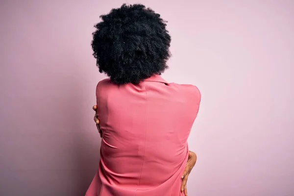 年轻美丽的非洲裔美国女商人 卷曲的头发 身穿粉色夹克 幸福地拥抱着自己 从后面积极乐观 自爱和自我照顾 — 图库照片
