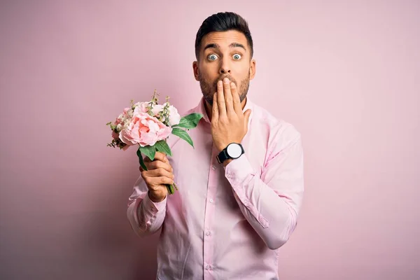 Jovem Homem Cromático Segurando Buquê Flores Primavera Sobre Rosa Isolatd — Fotografia de Stock