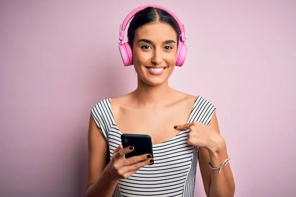 Genç Güzel Esmer Kadın Müzik Dinliyor Kulaklık Akıllı Telefon Kullanıyor — Stok fotoğraf