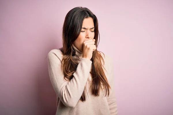 Junge Schöne Mädchen Lässigem Rollkragenpullover Die Vor Isoliertem Rosa Hintergrund — Stockfoto