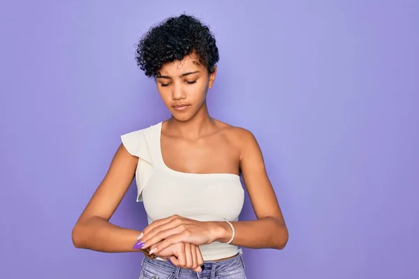 Joven Hermosa Afroamericana Afro Mujer Con Camiseta Casual Sobre Fondo —  Fotos de Stock