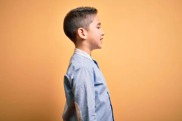 Ragazzino Bambino Che Indossa Camicia Elegante Piedi Sfondo Giallo Isolato — Foto Stock