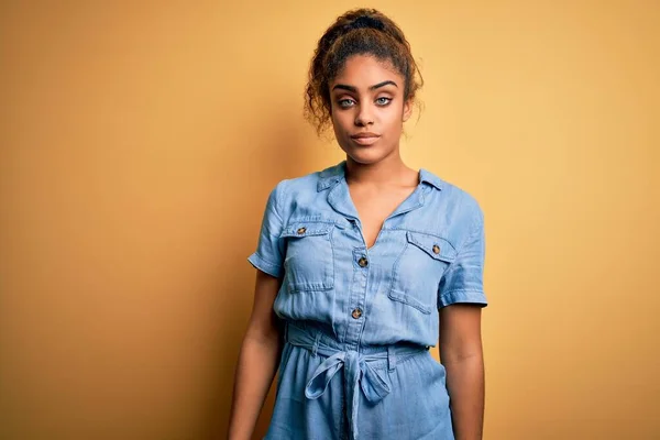 Sarı Arka Planda Dikilen Kot Elbise Giyen Güzel Afrikalı Amerikalı — Stok fotoğraf