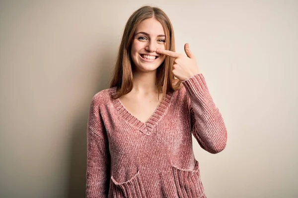 Joven Mujer Pelirroja Hermosa Usando Suéter Casual Rosa Sobre Fondo —  Fotos de Stock
