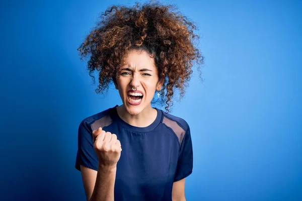 Jonge Mooie Vrouw Met Krullend Haar Piercing Dragen Casual Blauw — Stockfoto